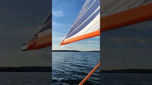 Надувная лодка под парусом на Ладоге