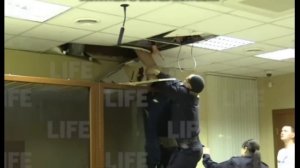 Подсудимый  пытался сбежать из суда через потолок