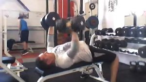 Жим гантелями 40кг. поочередно