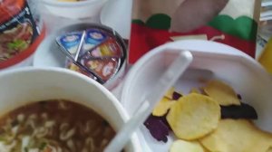 Едем в поезде и едим. Наш рацион питания на целый день.