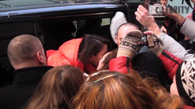Наталия Орейро раздает автографы у отеля, 09.12.2013 / Natalia Oreiro signing autographs for fans смотреть онлайн