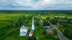 Очень красивый старинный храм с колокольней на берегу реки