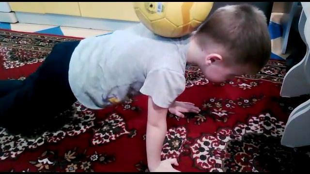 ТРЕНИРОВКА ДОМА.ОТЖИМАНИЯ С ФУТБОЛЬНЫМ МЯЧОМ.МАКСИМ.6 ЛЕТ.МАКСИМ