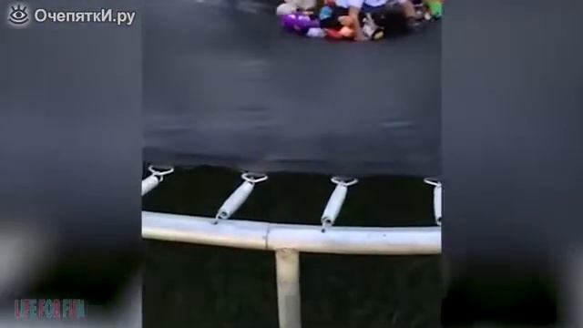 СМЕШНЫЕ МОМЕНТЫ НА БАТУТАХ. смотреть онлайн