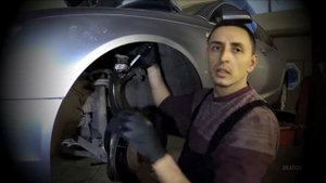 Выбиваем болт крепления рычагов к цапфе Ауди