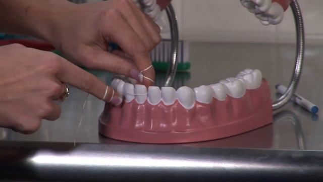 Dental Care & Oral Hygiene : How to Correctly Floss Your Teeth смотреть онлайн