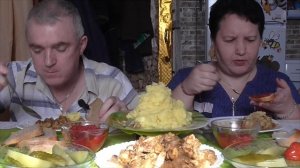 MUKBANG RUSSIA|КАРТОФЕЛЬНОЕ ПЮРЕ С МЯСОМ|ОГУРЦЫ СОЛЕНЫЕ и ОВОЩНАЯ ИКРА|ДОМАШНЯЯ ЕДА