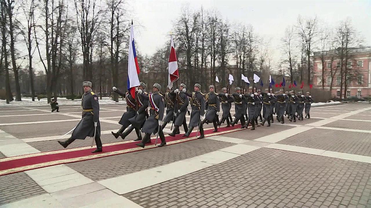 25 войска. Памятник внутренним войскам Российской Федерации. День ветеранов внутренних войск. Памятники внутренних войск в России. Возложение цветов памятнику в день ВВ.