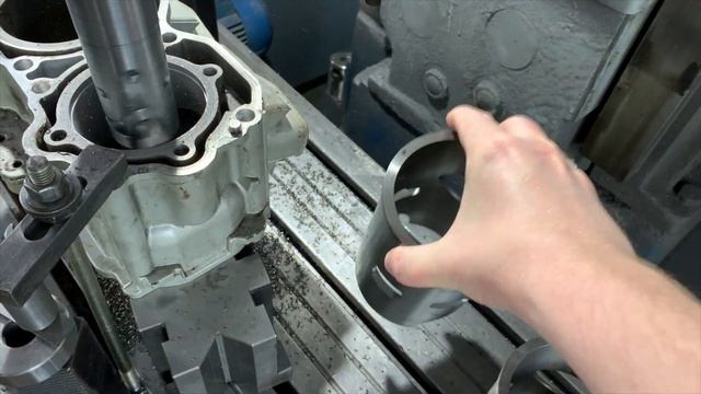 Запчасти в работе: расточка блока лодочного мотора Rotax перед гильзовкой! смотреть онлайн