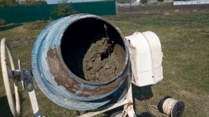 Бетономешалка мешает бетон