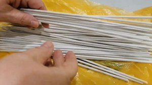 крашу трубочки в белый цвет / плетение из газетных трубочек