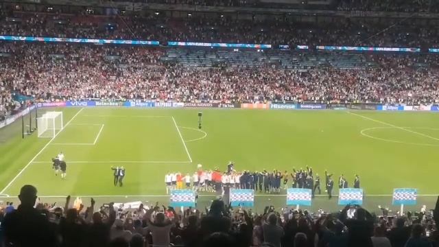 Стадион Уэмбли поёт "Sweet Caroline" после выхода Англии в финал Евро 2020 смотреть онлайн