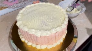 Бисквитный тортик со сметанным кремом и черносливом. Вам он точно понравиться.