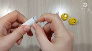 Дачный декор из мусора. Красивая ромашка из простой бутылки