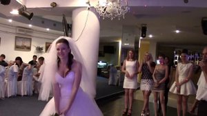 Невеста кидает букет. Свадебный обряд