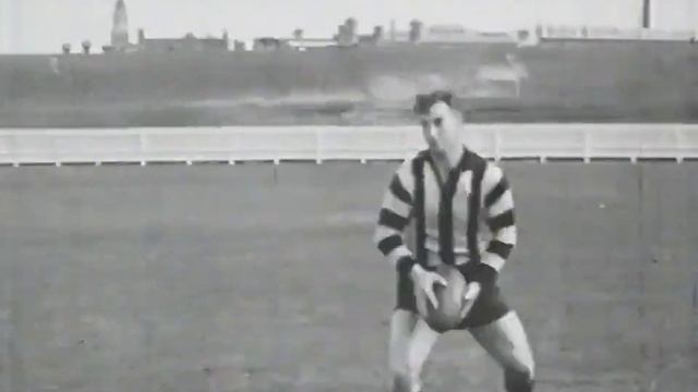 Flick Pass. Aussie Rules Football. Demonstrated by Billy Libbis of Collingwood смотреть онлайн