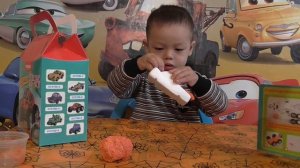 Лепим из шарикового пластилина машину Игрушка лепка Sculpt of ball clay car Toy