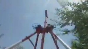 аттракцион сломался пополам во время катания