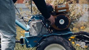 Тепло в деревню не пришло, но трава прет. Carver LMG-2646DM