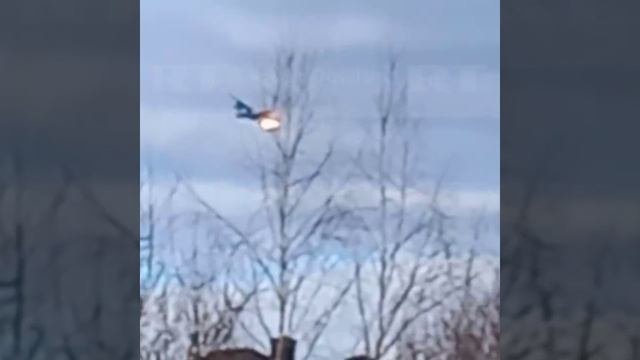 Очевидцы публикуют кадры с горящим двигателем самолёта, который летел над Ивановской областью.