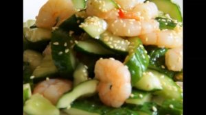 Салат из «битых» огурцов с креветкой