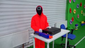 Наш Друг ПРЕДАТЕЛЬ? Игра в Кальмара Против Друга Охранника!!