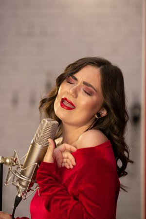 В первый раз пришла в студию звукозаписи. Такой вы меня еще не видели)