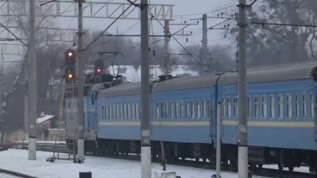 ЧС4-192 с пассажирским поездом по станции Киев-Демеевский смотреть онлайн