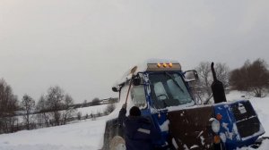 Запуск.Чистка снега тракторами ЛТЗ-55 и Т-16 около магазина.