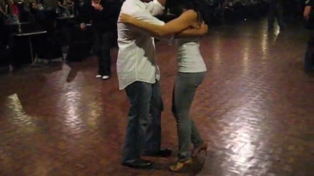 Bachata Dominican Style (Nino y Kelly) смотреть онлайн