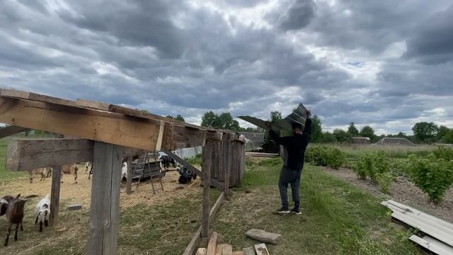 ОПЯТЬ РАСХОДЫ! СТРОИМ НАВЕС! КРЫША ГОТОВА! СКОРО НОВОСЕЛЬЕ! ЖИЗНЬ ПРОСТЫХ ЛЮДЕЙ В ДЕРЕВНЕ! смотреть онлайн
