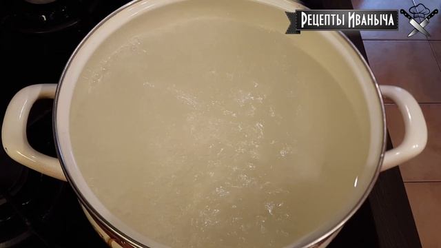 Картошка, запеченная в духовке с курицей, подкопченными охотничьими колбасками и помидорами черри