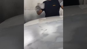 Наносим шпаклевку на рихтованную крышу.