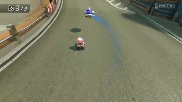 Wii U - Mario Kart 8 - Blue Shell Banana Dodge смотреть онлайн