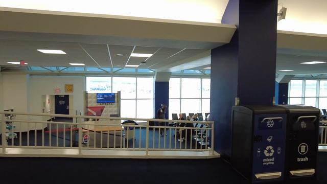 Walking LaGuardia Airport (LGA) Terminal C in March 2022 смотреть онлайн