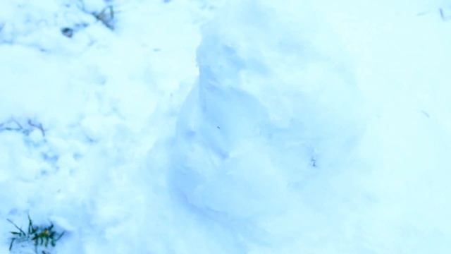 Ура! У нас выпал снег! Лепим маленькую снежную бабу, валяемся в снегу. смотреть онлайн