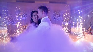 Первый танец жениха и невесты с тяжёлым дымом и холодными фонтанами