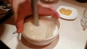 Майонез из перепелиных яиц и оливкового масла.