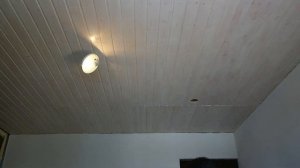 Врезка потолочных светильников в потолок из вагонки.