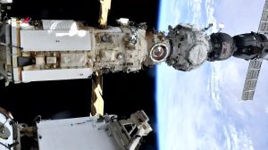 Российские космонавты в открытом космосе (2022)