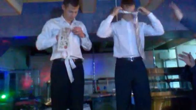 Выкуп за невесту Жених и свидетель выкупают танцами смотреть онлайн