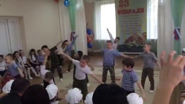 Танец мальчиков на празднике 