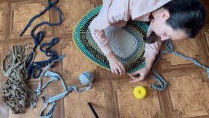 Целая куча старых футболок идёт в дело. Теперь точно не буду их выбрасывать. Коврик из футболок