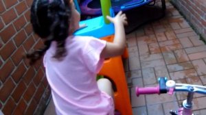 Четыре года Мейса притворяется, что снимает видео, как Настя - самые популярные серии для детей