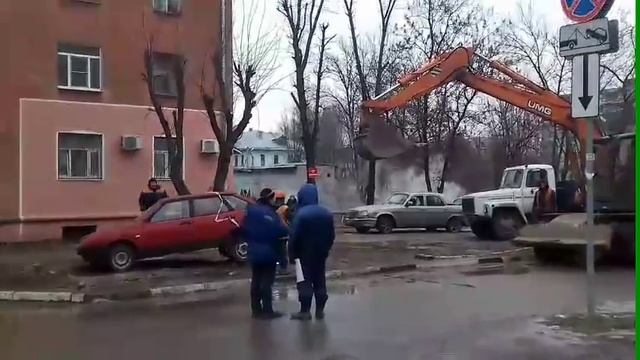 В Твери эвакуируют машину с места повреждения теплотрассы