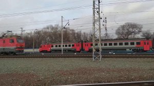 Электропоезд Ахпун Новокузнецк прибывает на станцию Новокузнецк время в описании