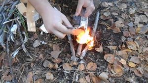 Разжигание костра в лесу с помощью огнива и ваты