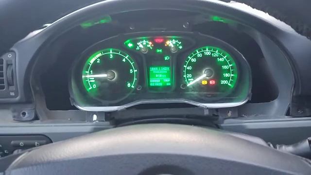 крупный план приборной панели газели с четким пробегом на одометре