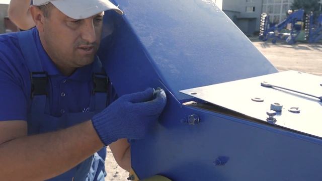 Процесс сборки, и ввод в эксплуатацию погрузчика зерна в контейнеры, ЗЗК-80 ООО Ореховсельмаш смотреть онлайн