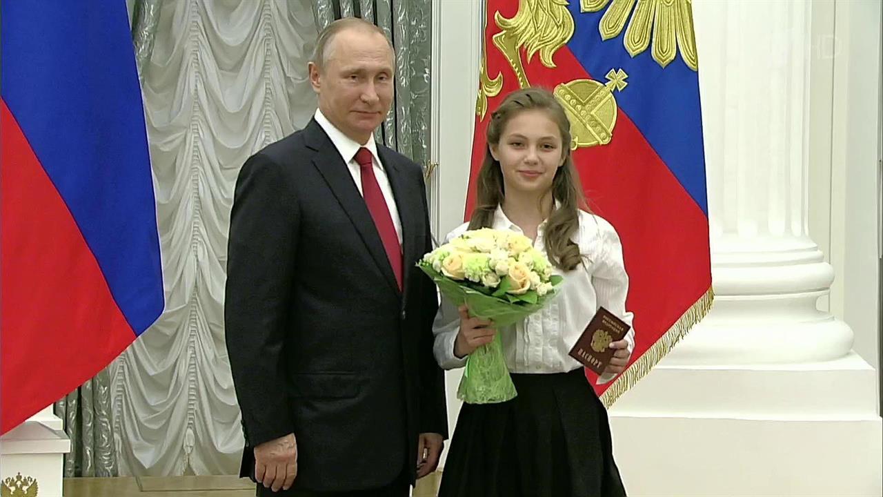 Владимир Путин вручил паспорта десяти юным россиянам